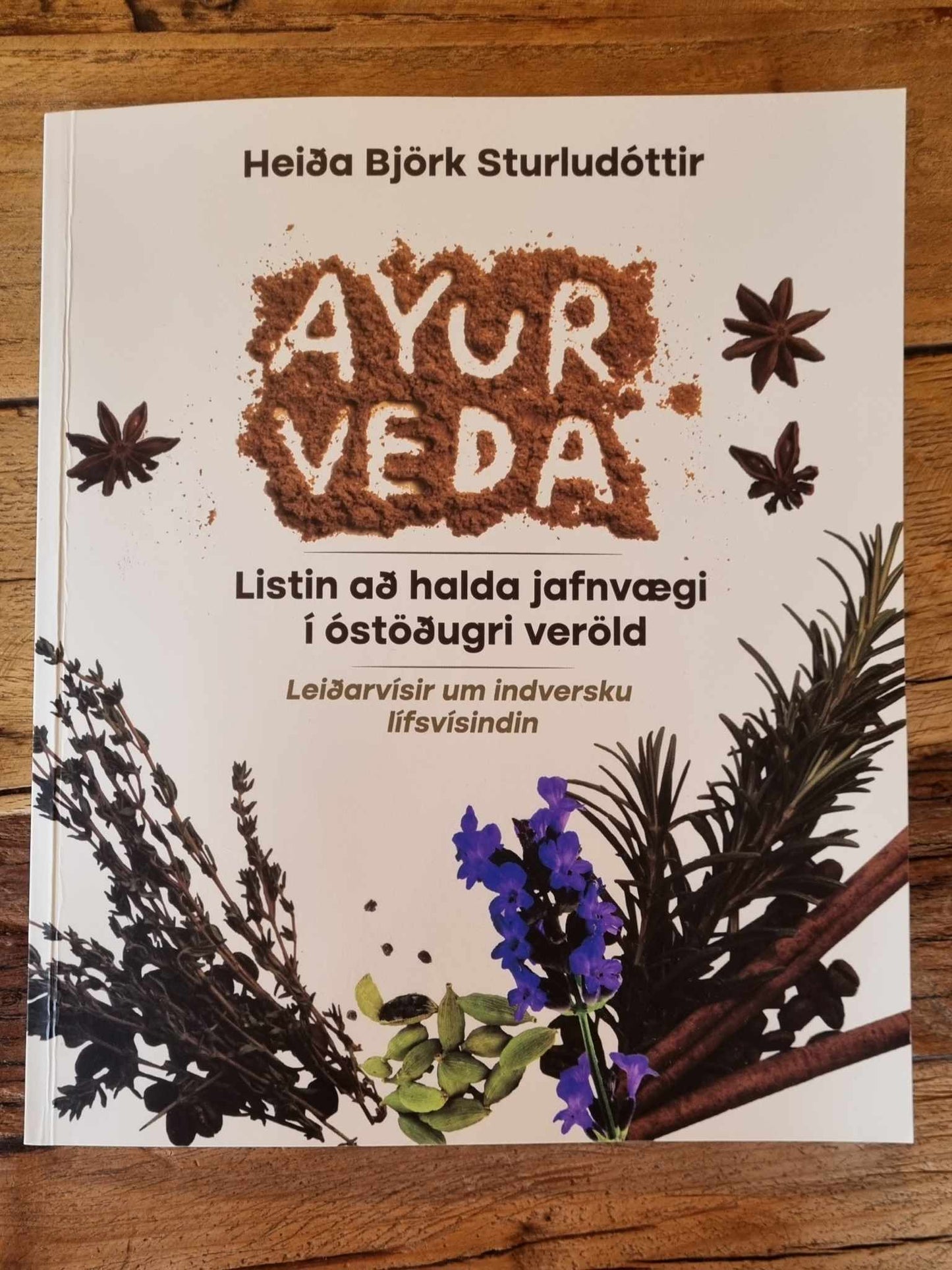 AYURVEDA – Listin að halda jafnvægi í óstöðugri veröld. Leiðarvísir um indversku lífsvísindin.