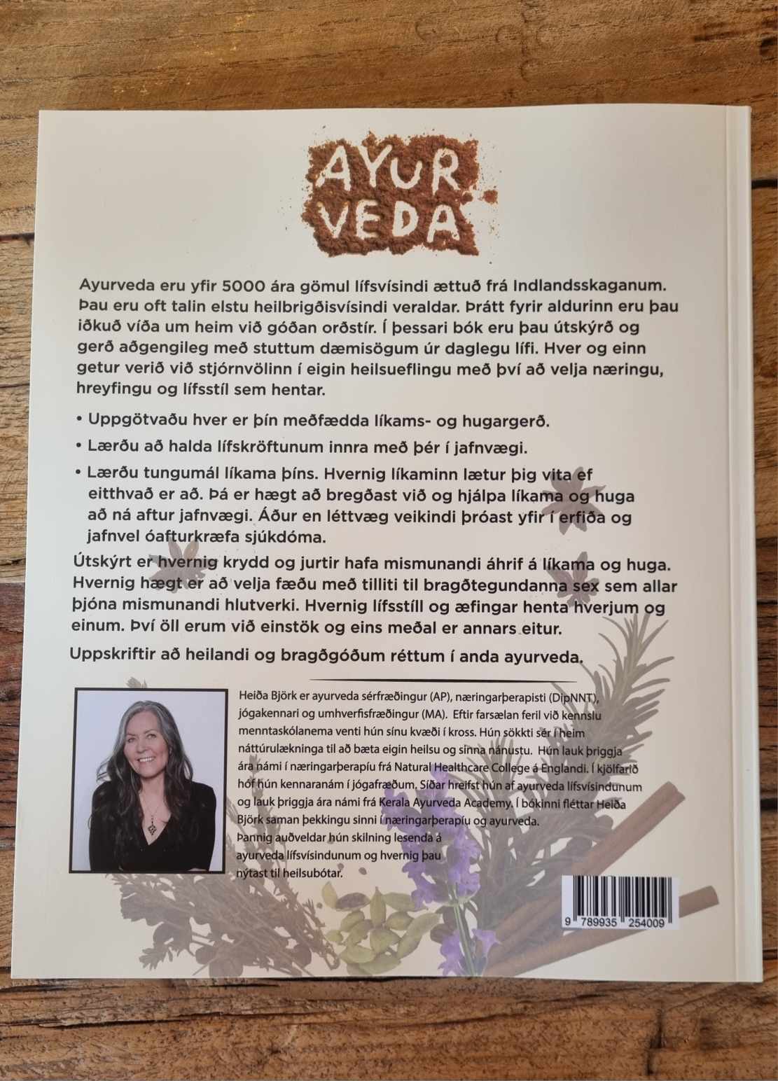 AYURVEDA – Listin að halda jafnvægi í óstöðugri veröld. Leiðarvísir um indversku lífsvísindin.